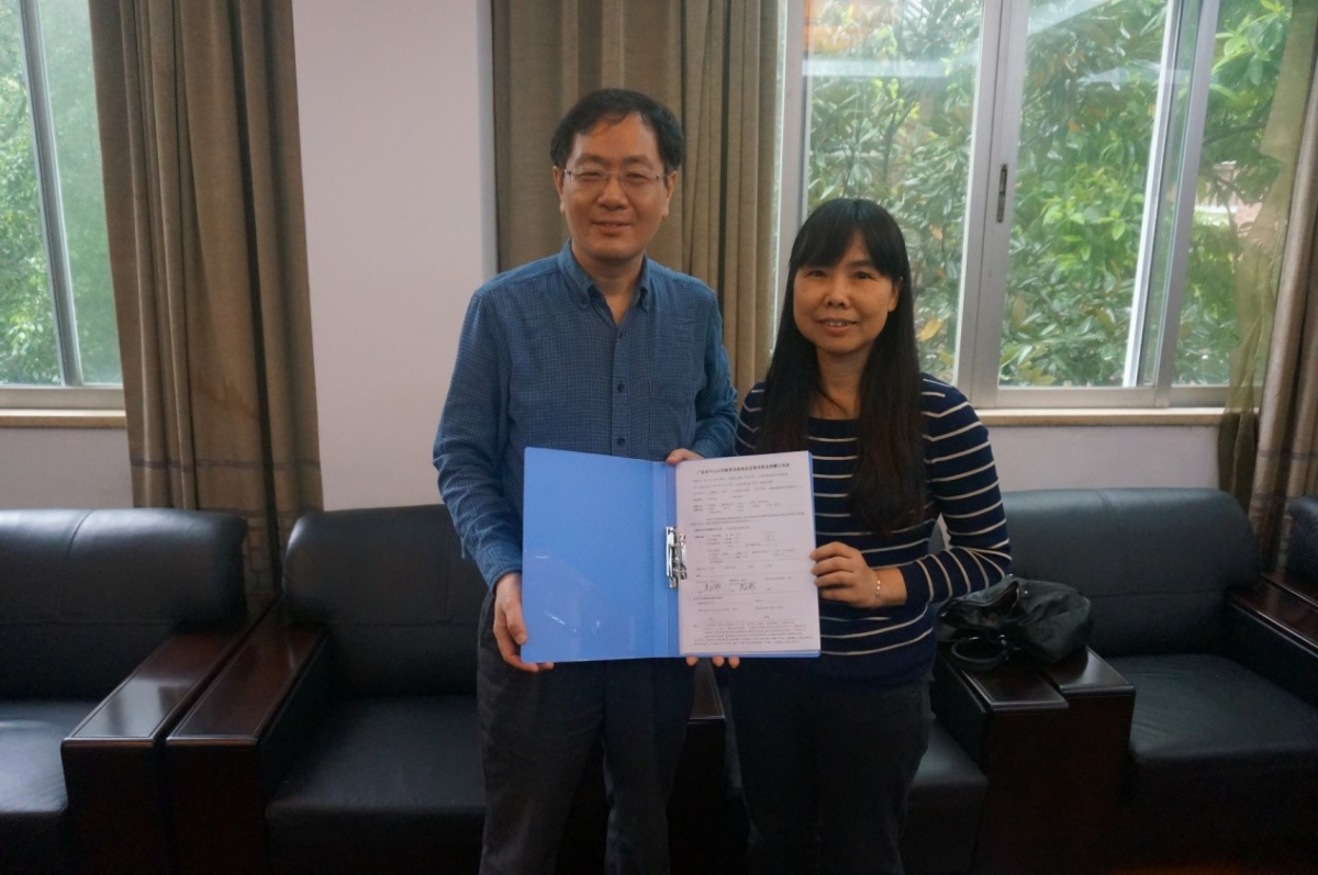 历史学系“好榜样升学奖励金”签约仪式(左一:系主任吴义雄 右一:81级校友代表徐素琴)