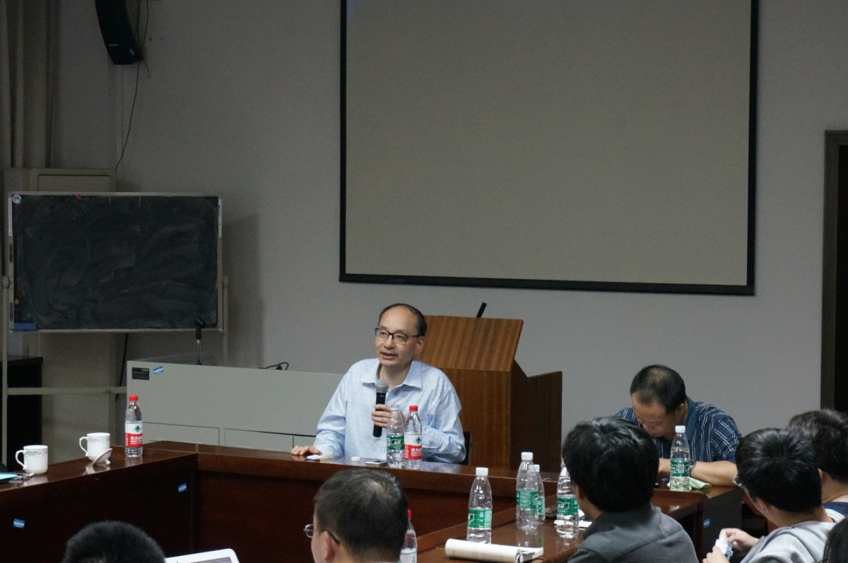 图五:李剑鸣教授与听众交流学术问题