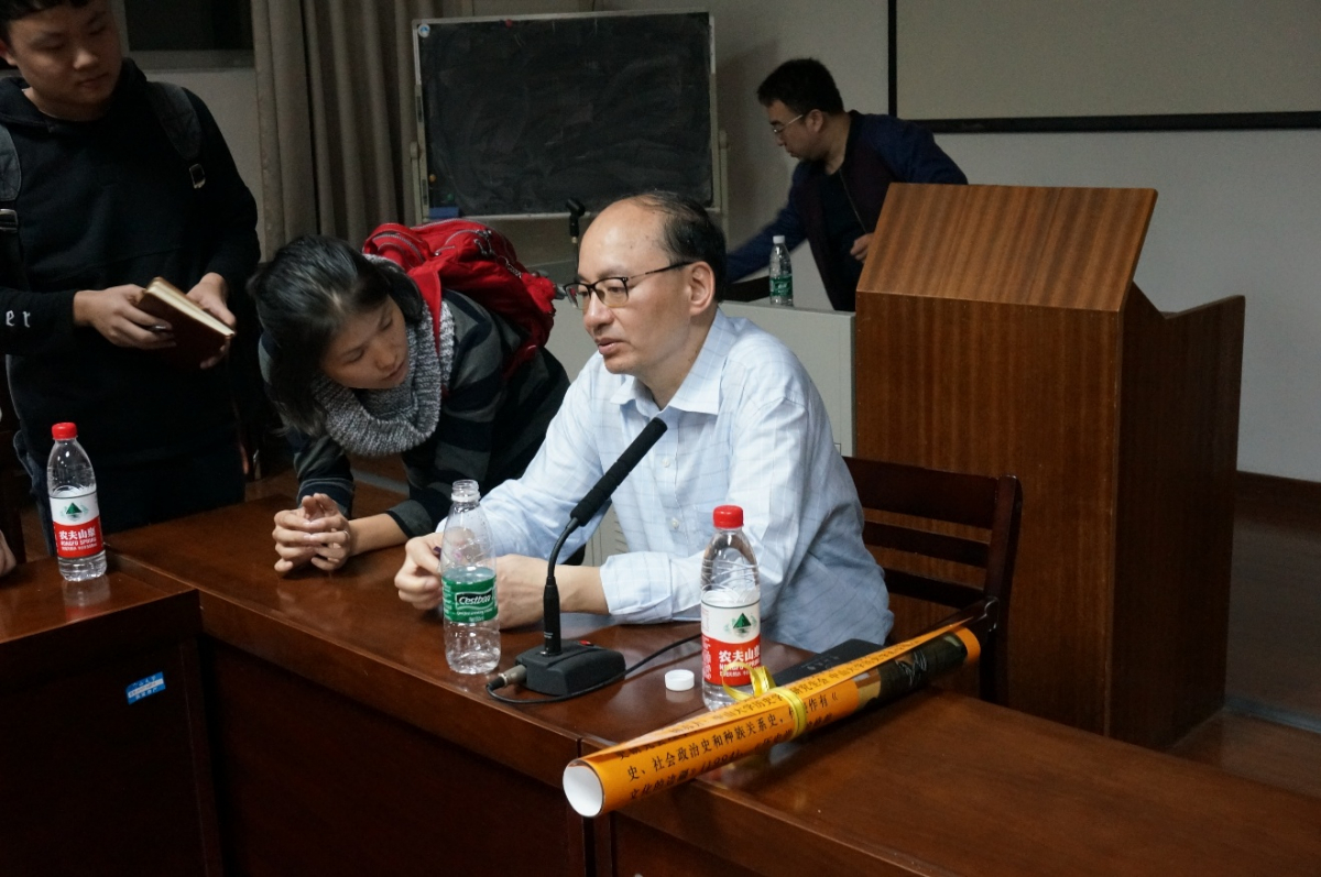 图八:讲座结束后,李剑鸣教授继续为听众解答学术疑惑