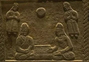 石棺雕刻男女主人对弈图（二人头戴鲜卑帽）