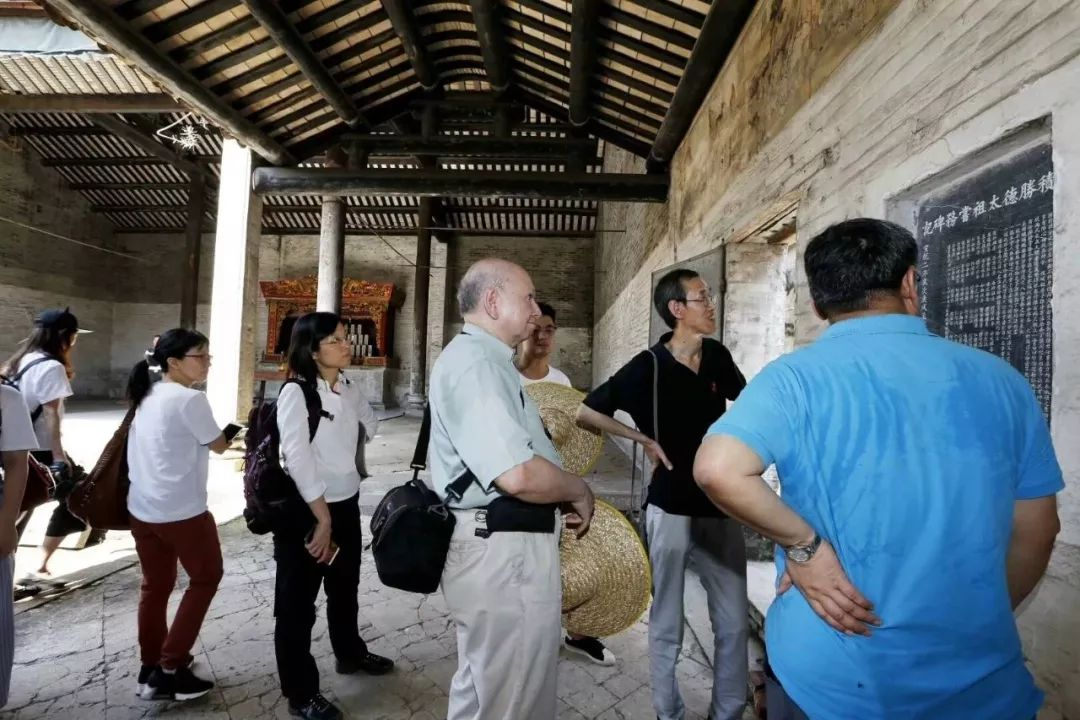 访碑,右起刘志伟、赵世瑜、科大卫(感谢姝曼博士供图)