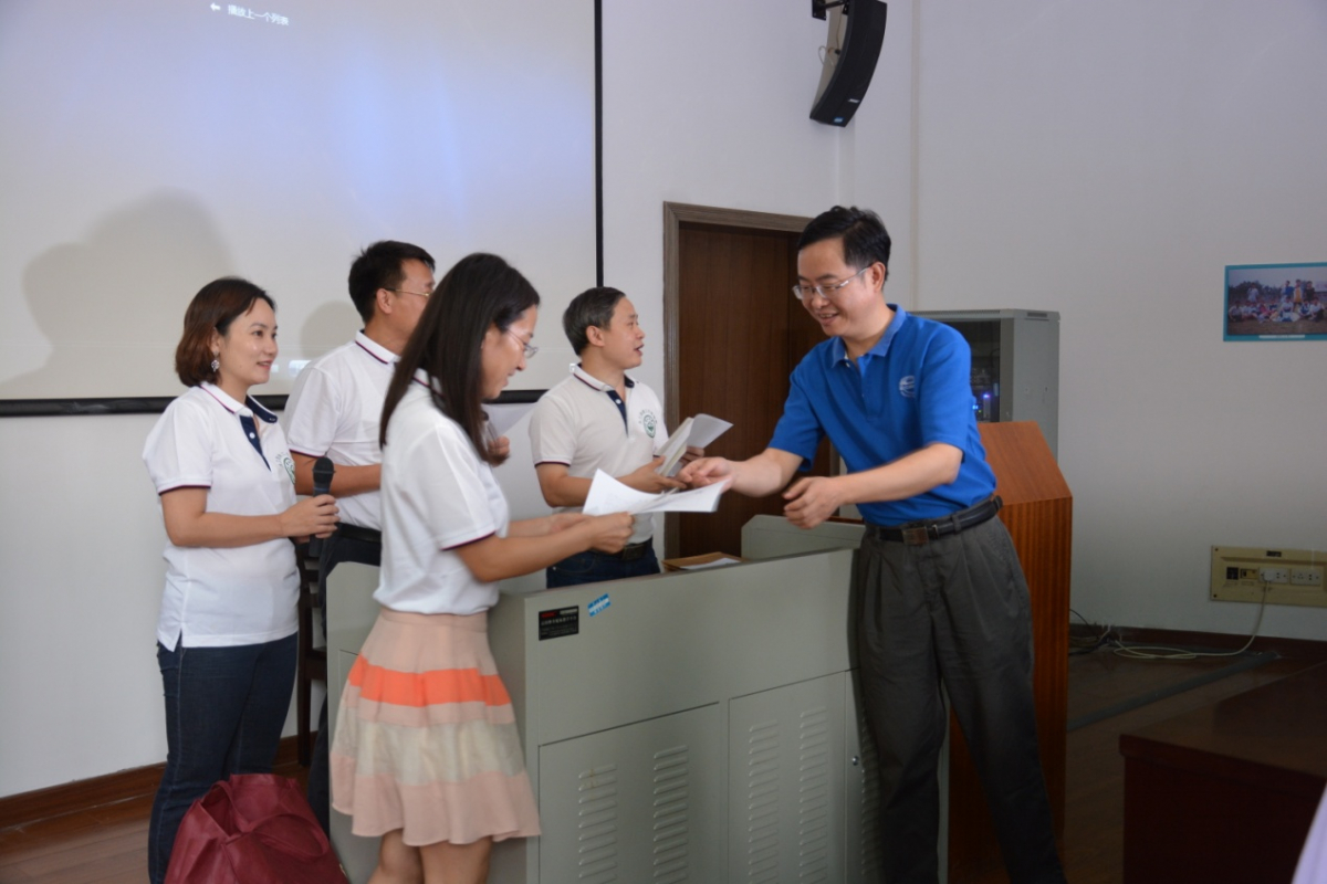 (系党委书记赵立彬老师为校友发放成绩单和登记照)