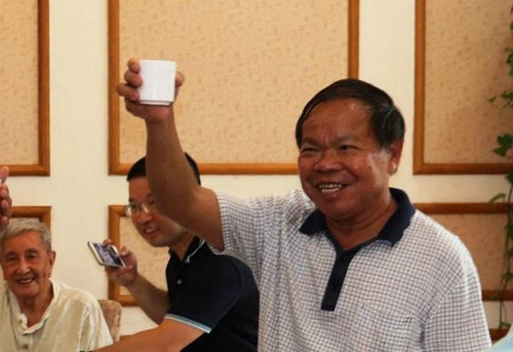 (老五届联谊会执行会长招国富向大家致词)