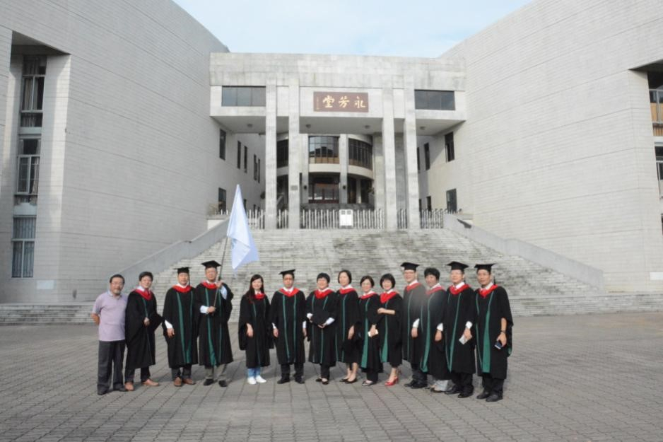 系友换上学士服后于永芳堂前合影