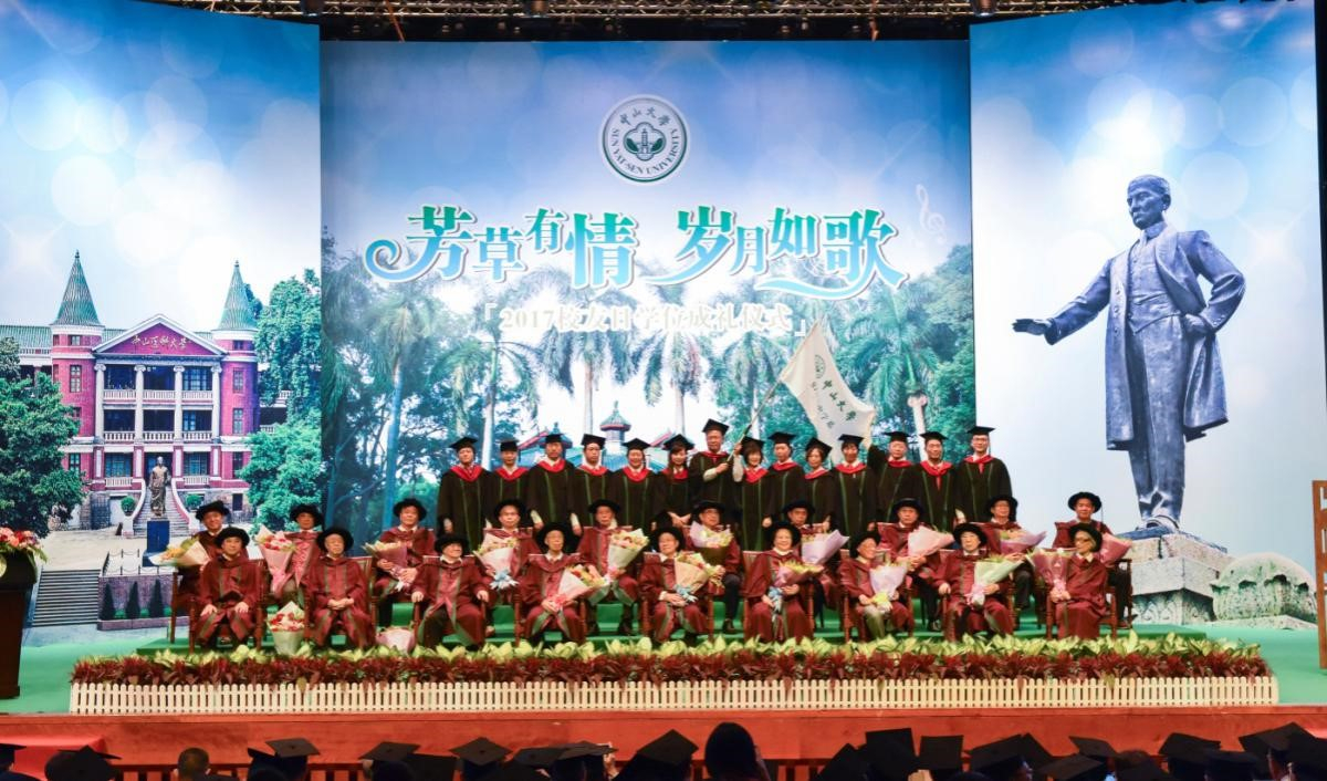 系友与主礼教授合影留念