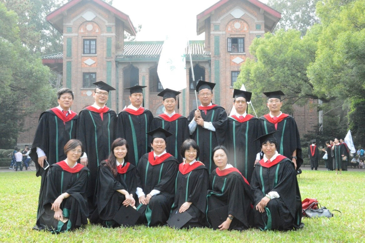 仪式结束后,系友于校园中合影留念
