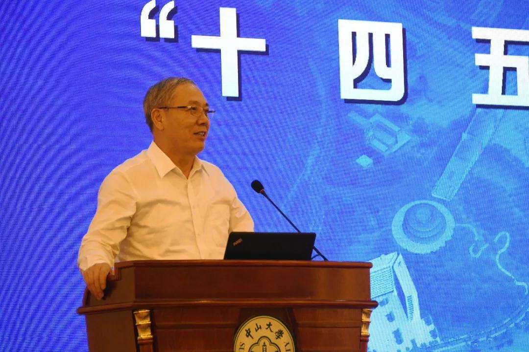 罗俊校长主持专题报告会(摄影记者:郝俊)