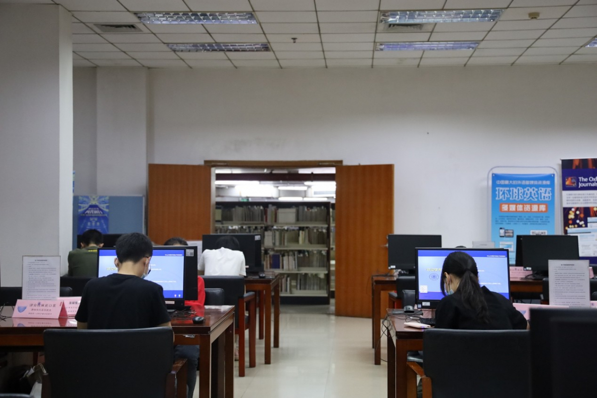 同学们自行取书在阅览区阅读或自习,最大程度上模拟逃生前的状态。