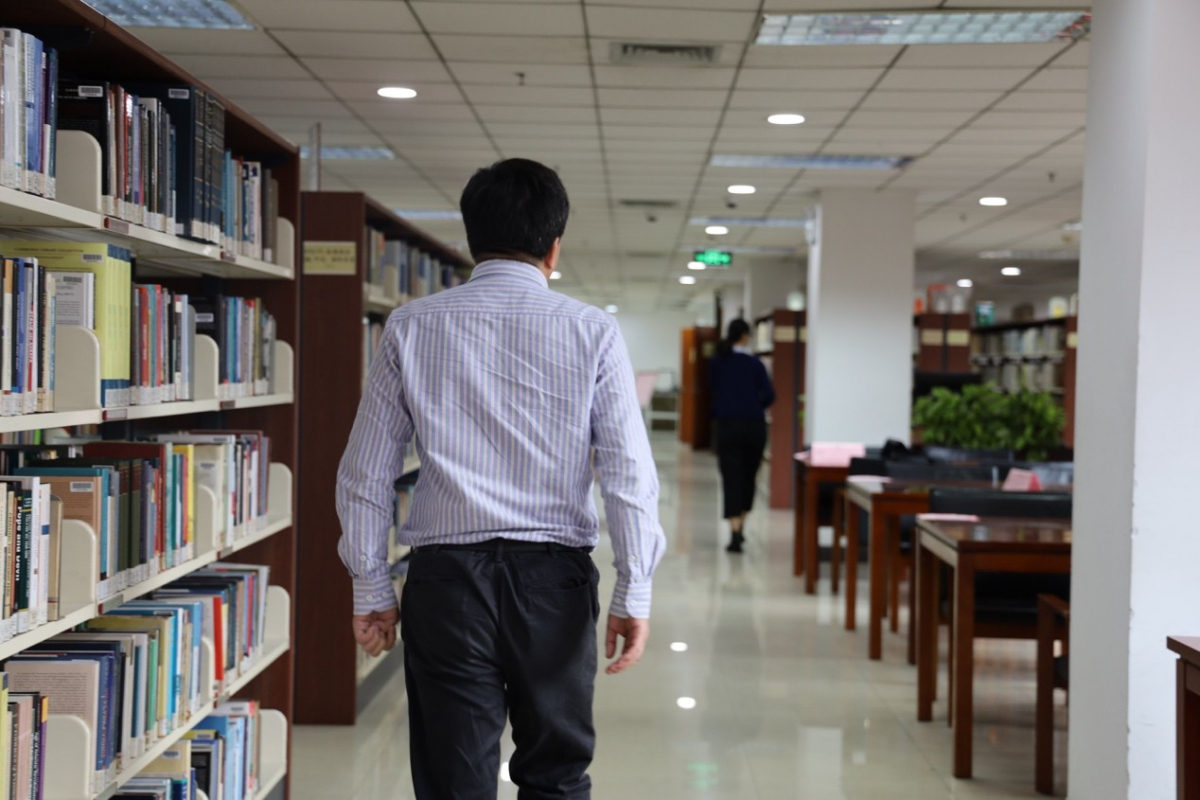 演习开始前,图书馆馆长何文平老师再三对各个安全出口进行了检查,确认都处于开启状态,可以逃生。