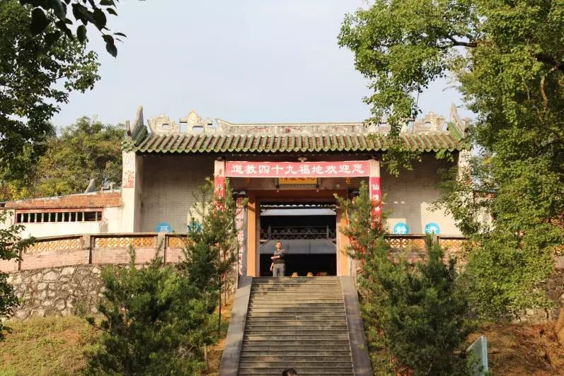 登上台阶才能到达的清虚观