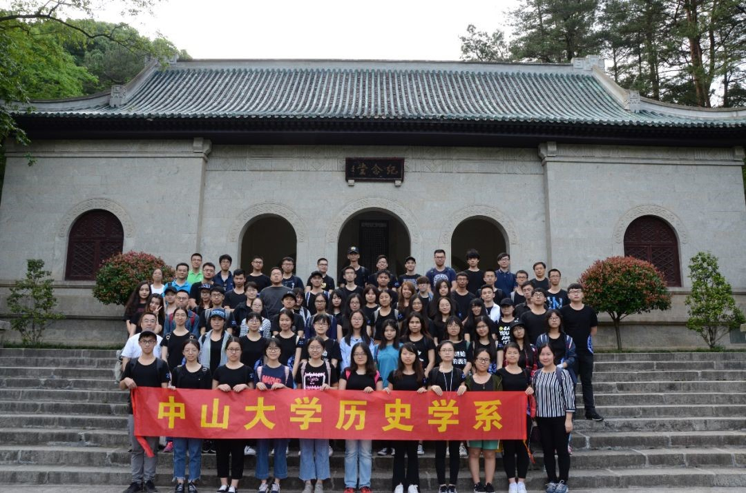师生们在忠烈祠合影