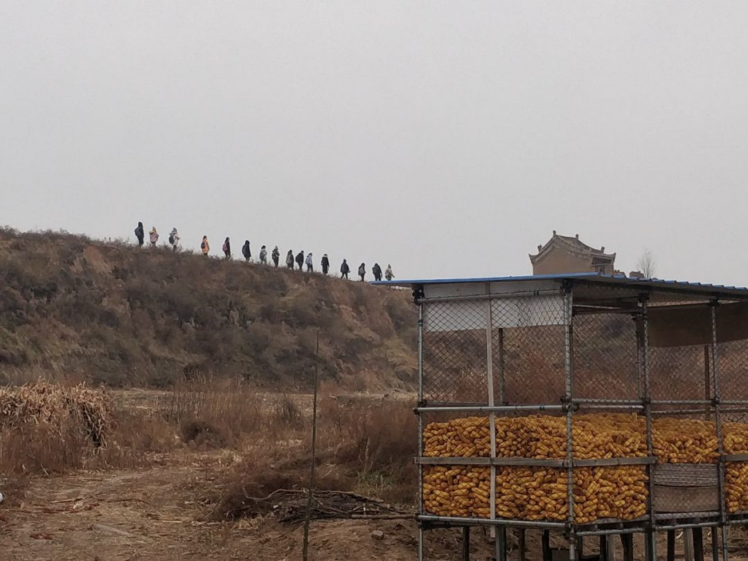 像明朝的士兵一样,同学们在城墙上“巡逻”