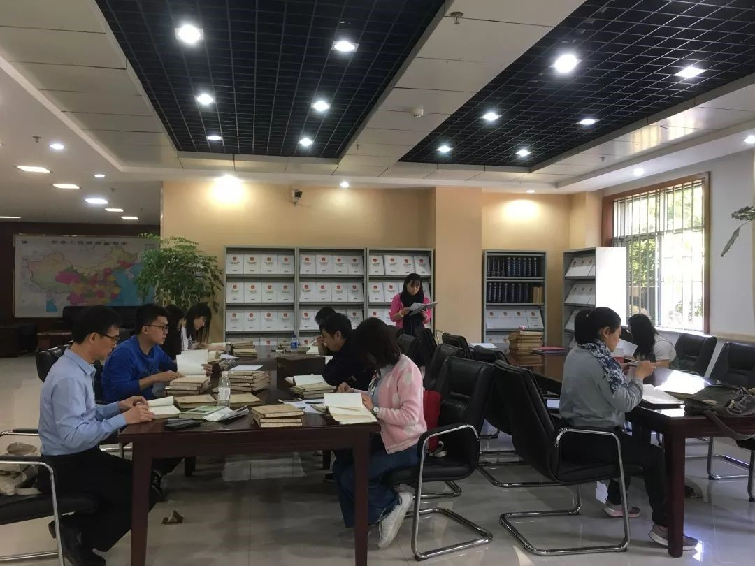 ▲查阅云南省档案馆馆藏档案