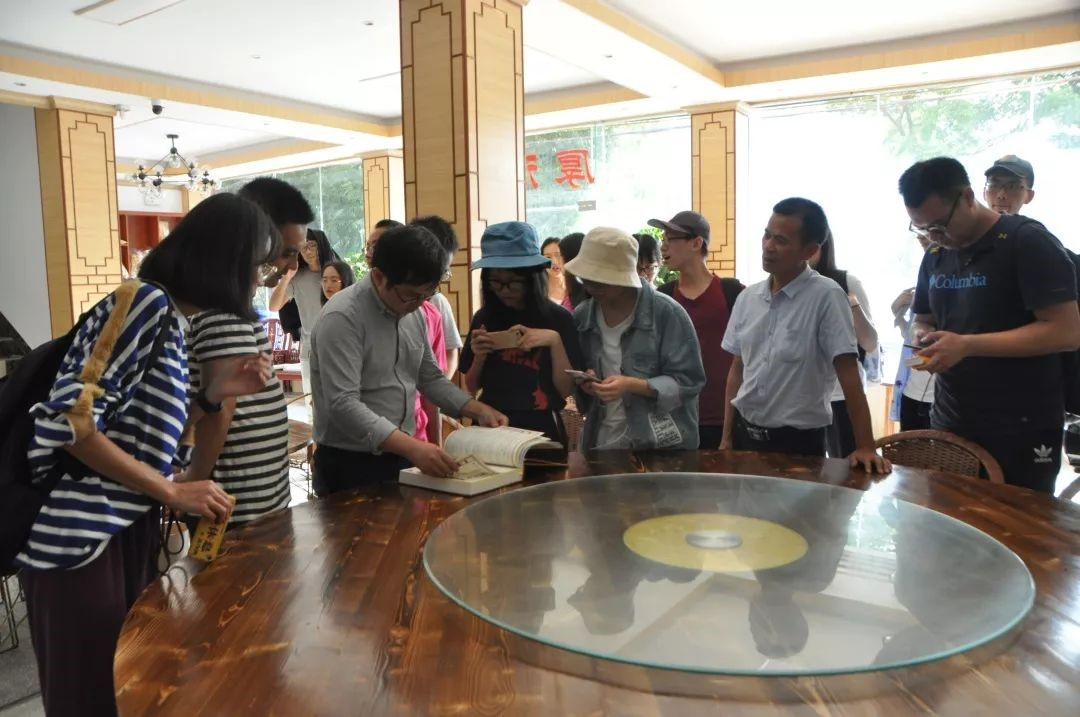 师生翻看族谱，听村长讲解