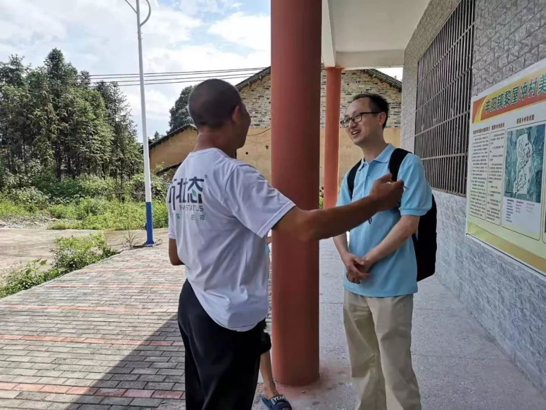 柯伟明老师和工人搭话