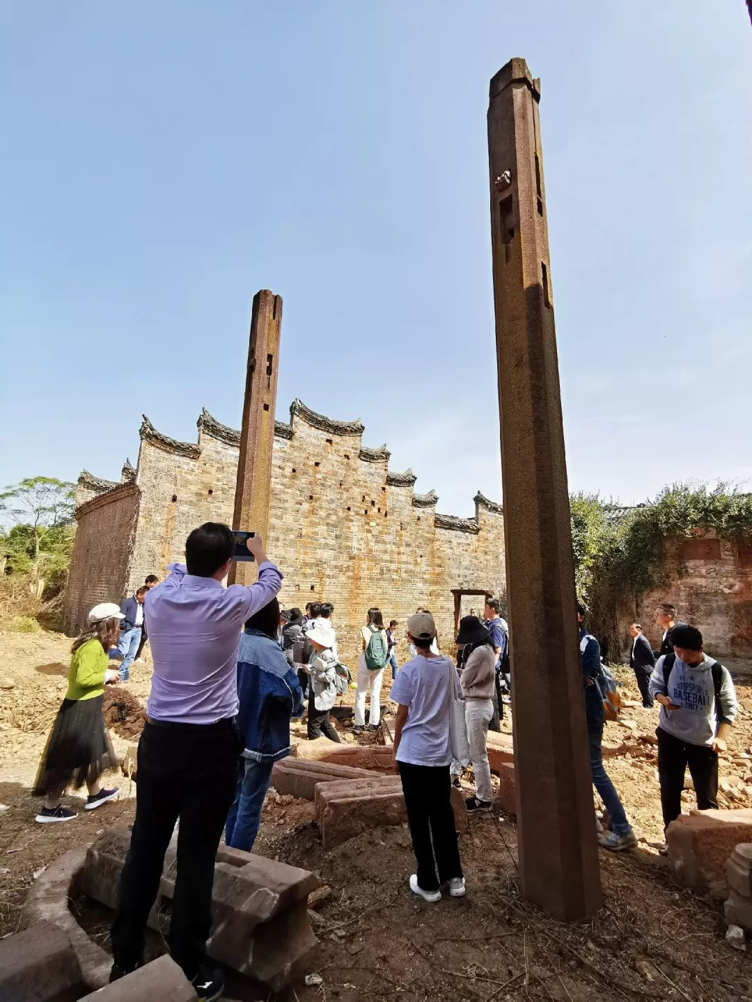 鱼鲜村的古建筑缺乏维护保养，略显破败